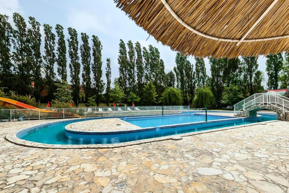 Oazis Wellness Panzio Hotel Szigetszentmiklós Екстериор снимка